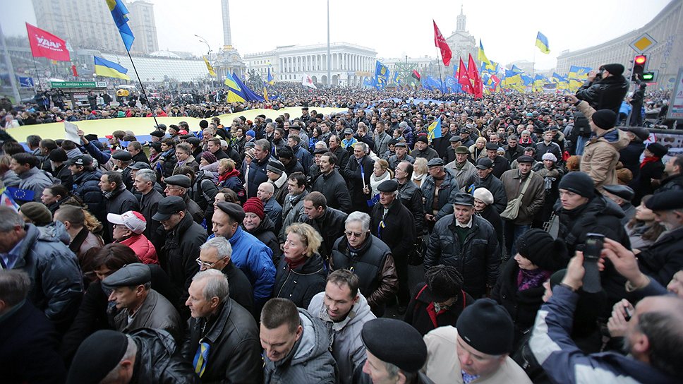 Ведущий митинга в Киеве: «Присоединяйтесь к нашей акции, сейчас Украина меняется с серой на сине-желтую. Украина не для Януковича и его семьи, а для нас. Украина принадлежит не Януковичу, а нам!»