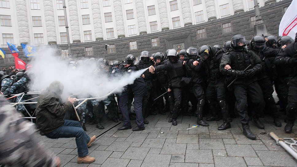 Около 18:00 участники стихийного митинга под зданием украинского правительства в Киеве предприняли попытку прорваться к Дому правительства