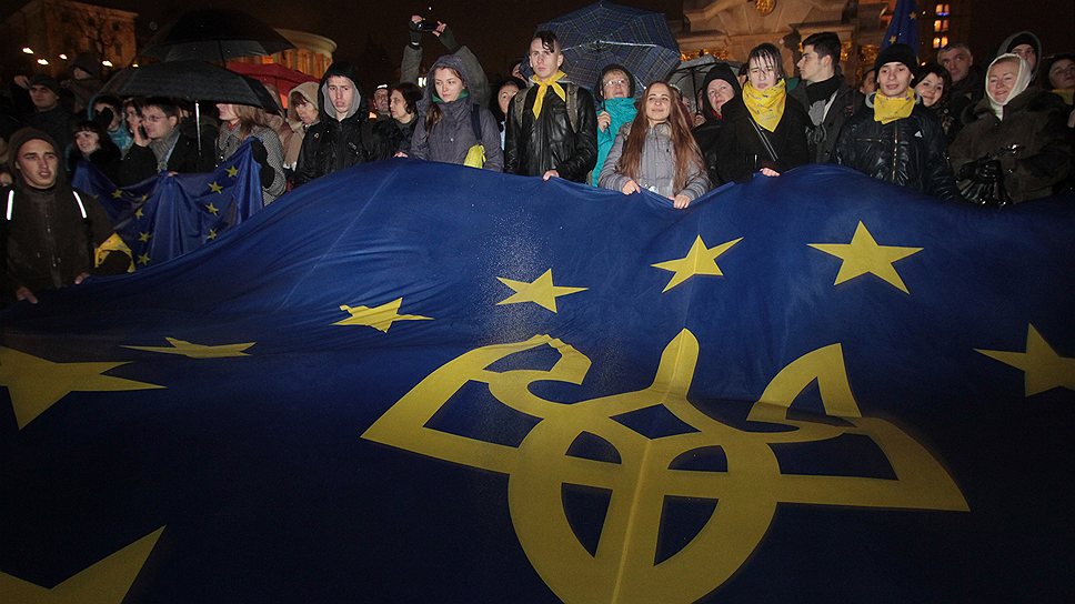 Сторонники оппозиционных партий, недовольные решением правительства Украины приостановить подготовку к подписанию соглашения с ЕС об ассоциации, проводят массовые шествия в Киеве, Львове и Харькове