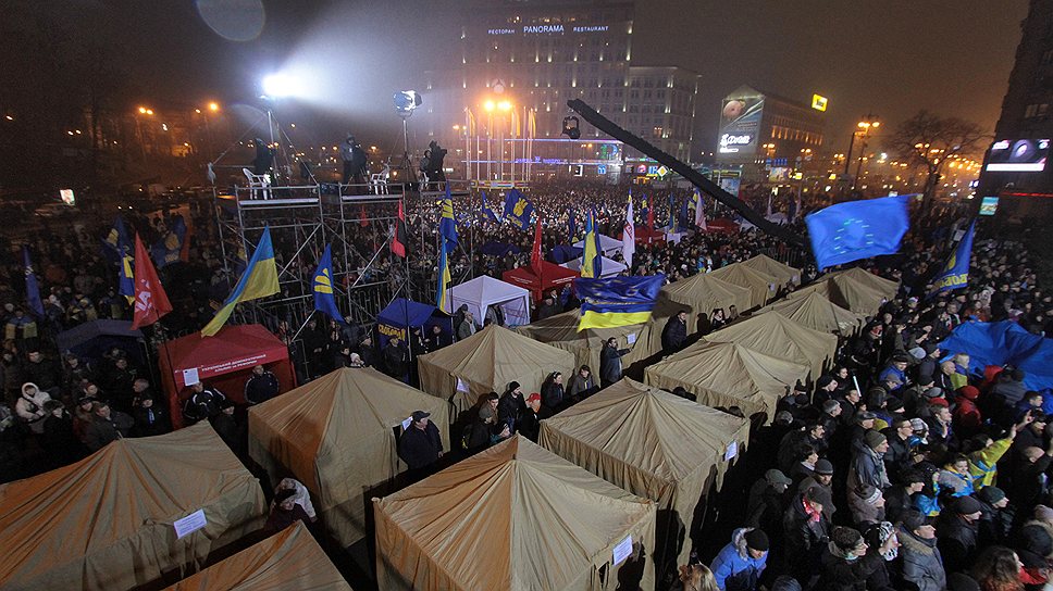 Ночью установили палаточный городок на тротуаре возле Европейской площади. Объявили, что минимум до 29 ноября эти палатки останутся здесь