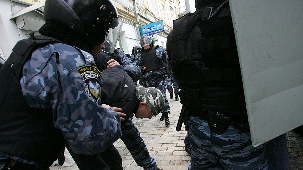 4 ноября 2007 года. 4 ноября активисты партии УНА-УНСО (праворадикальная партия Украинская национальная ассамблея — Украинская народная самооборона) провели масштабную акцию в рамках «Русского марша» в Киеве.  Всего акция собрала примерно 200 человек. Четверо были задержаны