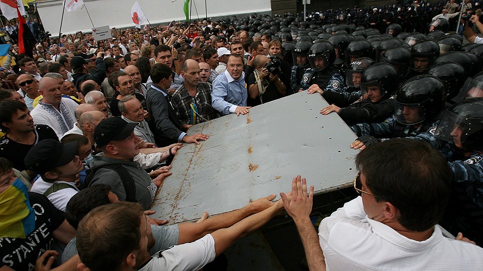 24 августа 2011 года. Столкновения в День независимости Украины произошли между участниками «Народного марша» и милицией, которая применила слезоточивый газ