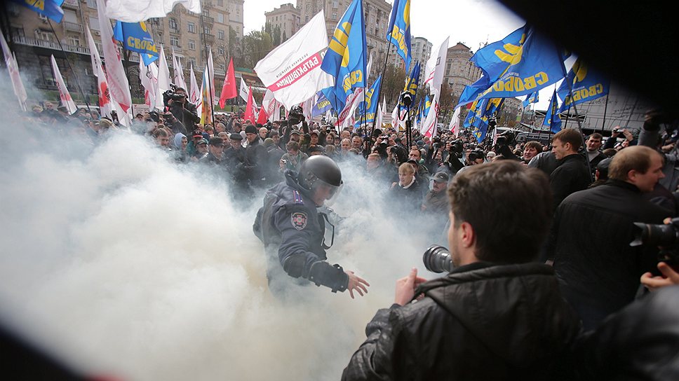 2 октября 2013 года. Оппозиция попыталась взять штурмом здание Киевсовета, который считает нелегитимным. В милиционеров полетели бутылки и дымовые шашки, в ответ «Беркут» применил слезоточивый газ