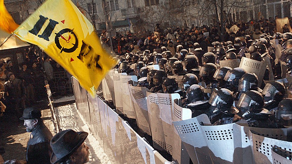 22 ноября 2004 года. Первый митинг сторонников Виктора Ющенко после президентских выборов, которые принесли победу Виктору Януковичу, но закончились «Оранжевой революцией». В течение всего противостояния подразделения МВД, в том числе и «Беркут», занимали нейтральную позицию