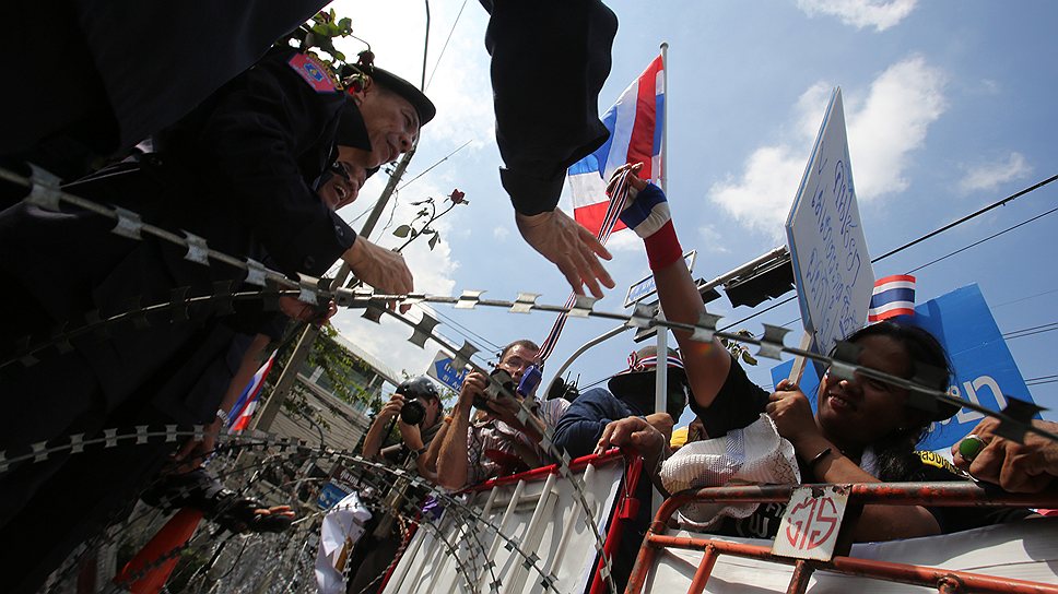 При этом в столицу продолжают прибывать автобусы с демонстрантами из южных провинций Таиланда, где сильны позиции Демократической партии — одного из главных организаторов акции протеста