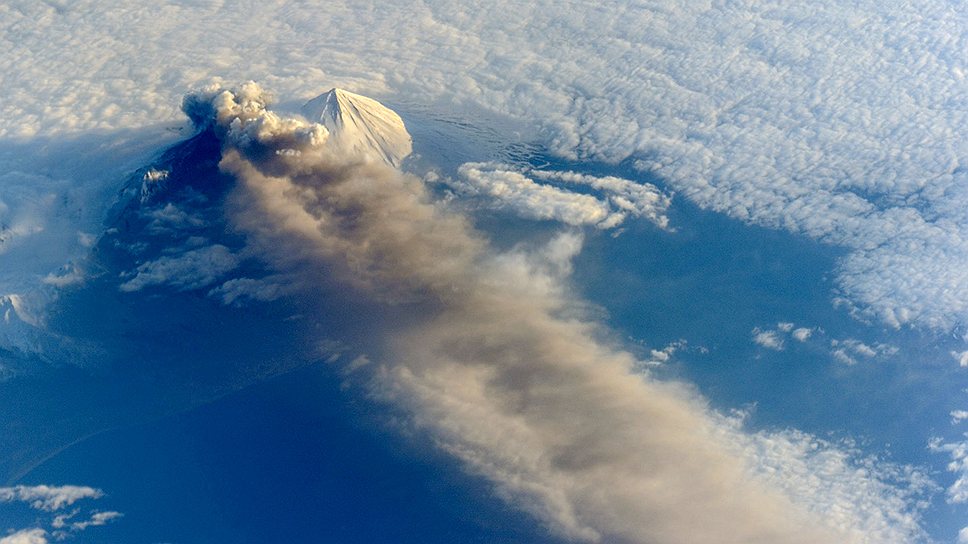 Вид на извержение вулкана Павлова с Международной космической станции