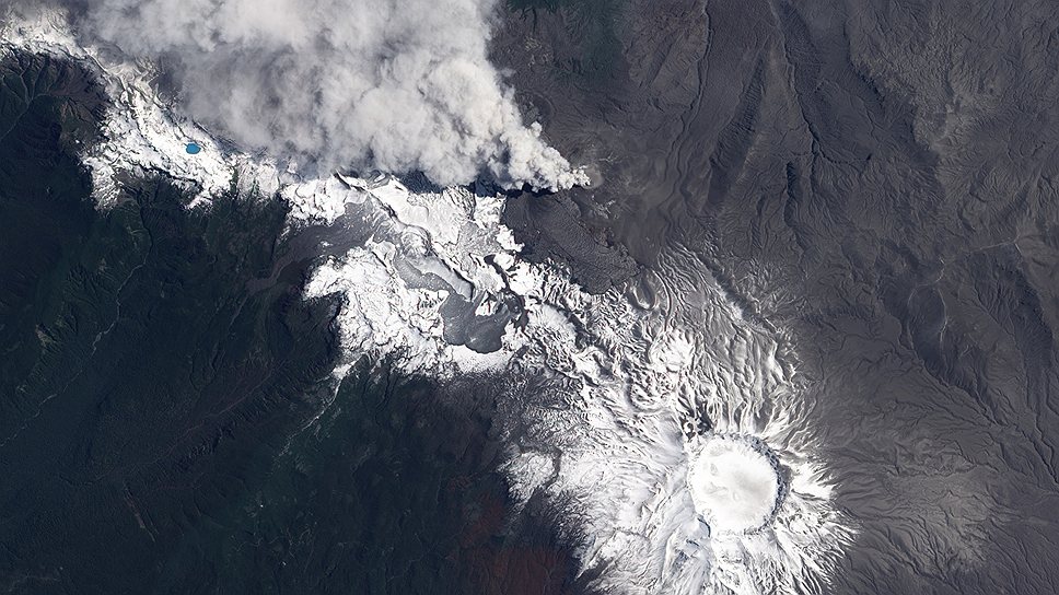 Извержение вулкана Пуйеуэ (Чили) в июне 2011 года. Вулкан находится на территории национального парка и входит в вулканическую цепь под названием Пуйеуэ Кордон Каулле