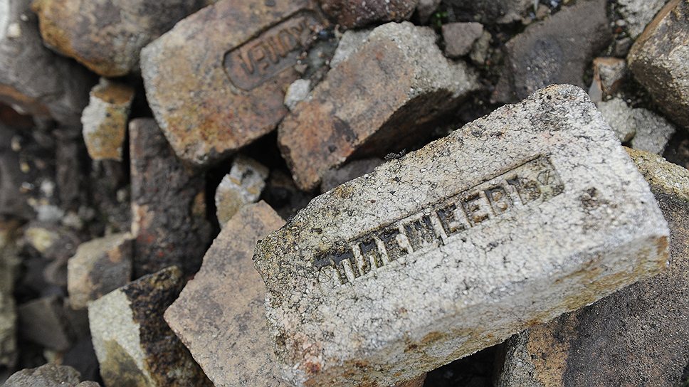 Развалины, оставшиеся от первого мартеновского цеха,— раздолье для любителей «Пикника на обочине» и артефактов из промзон. Здесь можно найти старинные кирпичи с клеймом «ПЛЕЩЕЕВЪ», произведенные еще в конце XIX века