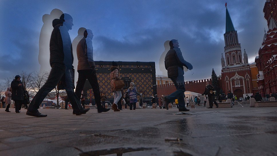 Демонтаж павильона «Душа странствий» (так называемый «Чемодан Louis Vuitton») на Красной площади
