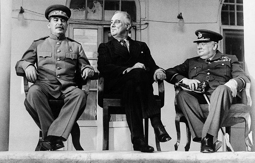 1943 год. В Тегеране началась конференция глав правительств трех союзных держав с участием Иосифа Сталина (слева), Франклина Рузвельта (в центре) и Уинстона Черчилля