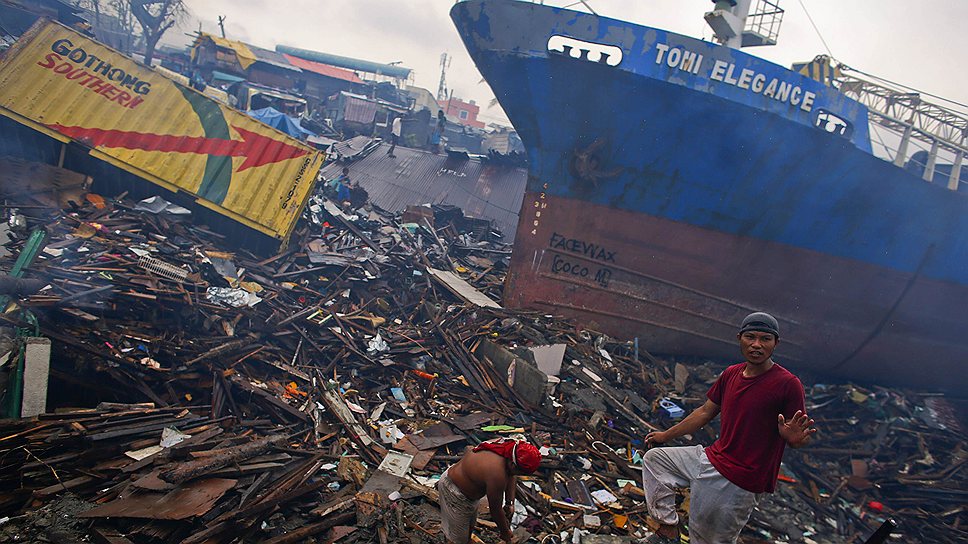 Сильными волнами во время шторма в центр Таклобана был вынесен корабль, стоявший на якоре в местном порту