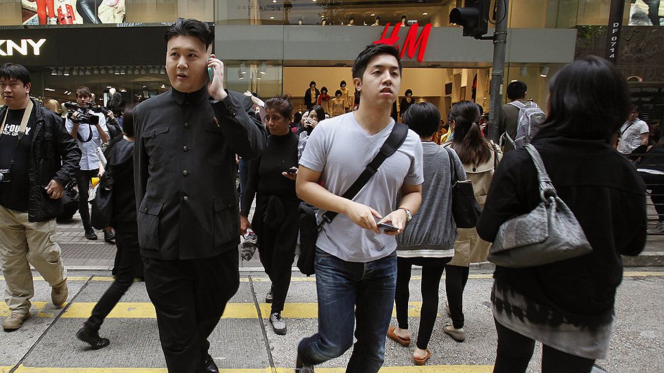 Прогуливаясь по торговому центру Гонконга 34-летний Говард, отказавшийся называть свою фамилию, привлекал внимание всех, без исключения, покупателей