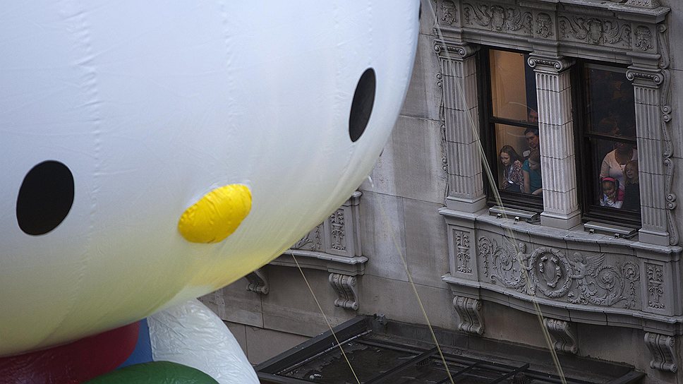 Люди смотрят на воздушный шарик на День Благодарения в Нью-Йорке 