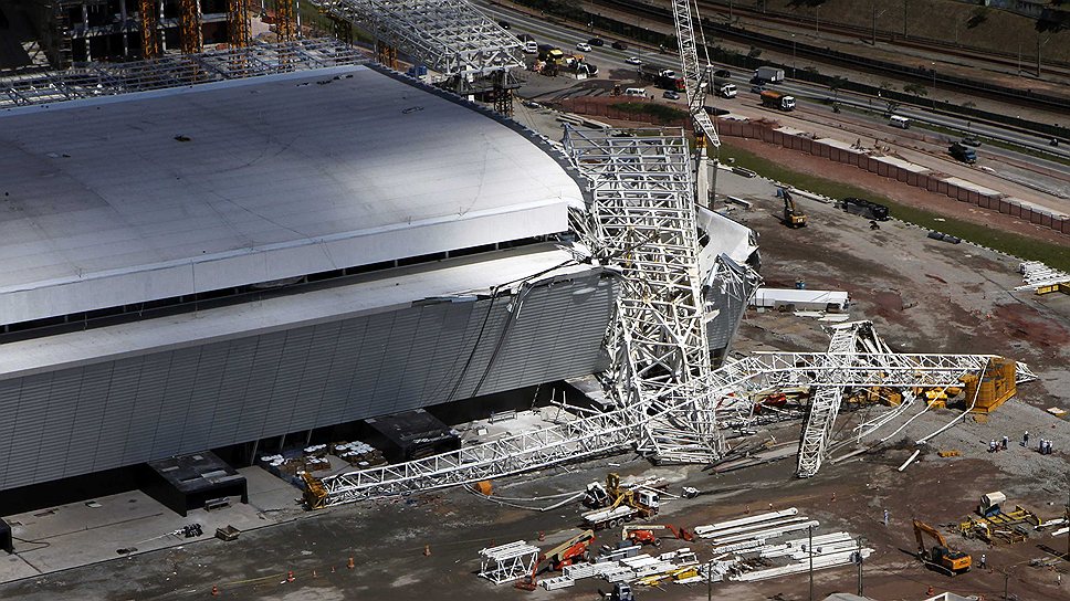 Вид с воздуха на стадион Сан-Паулу, куда рухнул строительный кран