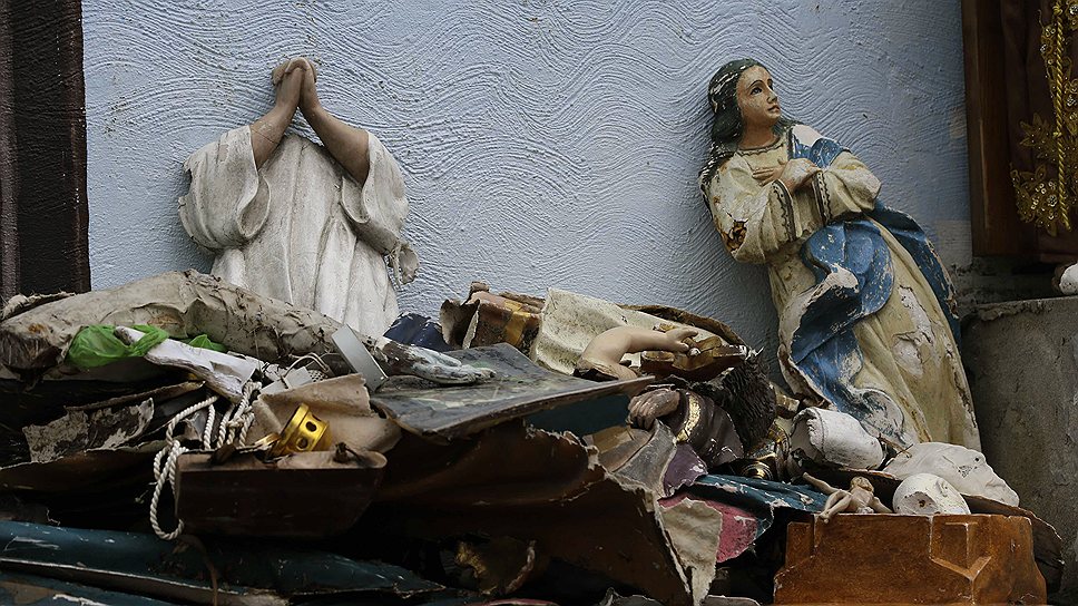 Разбитые статуи святых в церкви в Сан-Антонио после тайфуна на Филиппинах 
