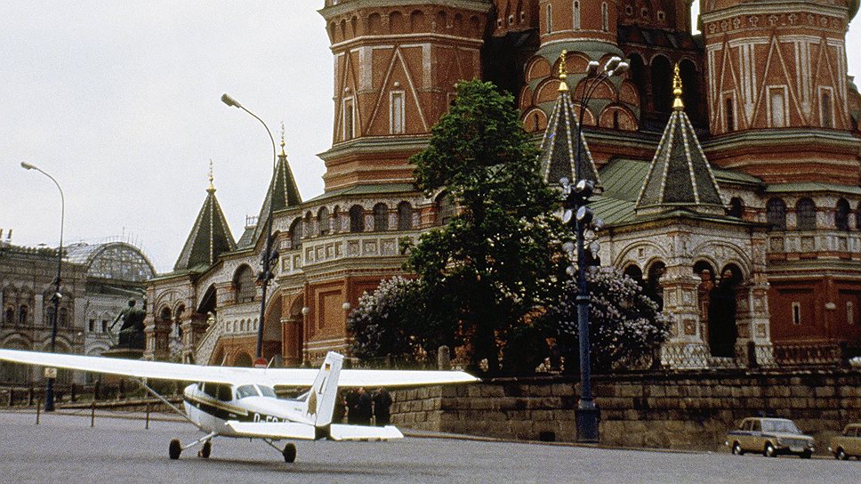 28 мая 1987 года немецкий спортсмен-пилот Матиас Руст совершил несанкционированный перелёт из Хельсинки в Москву и приземлился на Красной площади. Его полет не был пресечен советскими средствами ПВО, а само событие вызвало международный скандал
