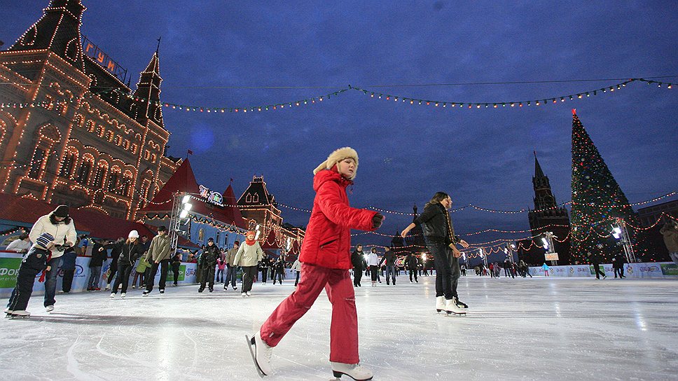 17–22 декабря 2000 года на Красной площади впервые был сооружён каток размером 15х30 м. Рядом была установлена елка, а вокруг нее два десятка ледовых скульптур высотой до 4–5 м. С 3 декабря 2006 года каждую зиму на Красной площади строится каток площадью 80х35 м, где одновременно могут кататься до 500 человек.