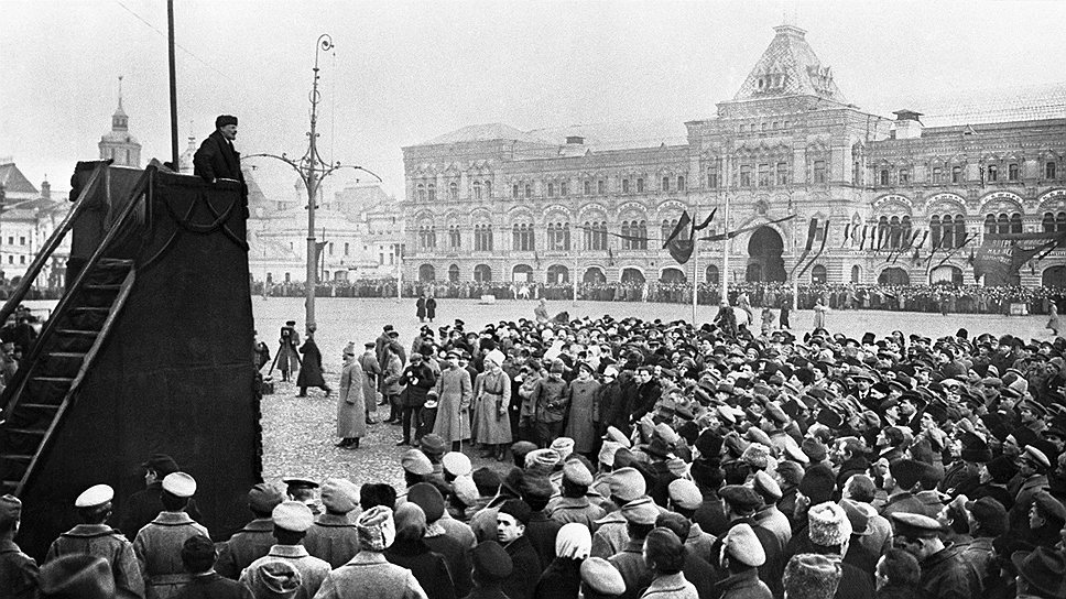 В ночь на 7 ноября 1918 года в честь первой годовщины Октябрьской революции на Красной площади было произведено сожжение чучел представителей старого строя