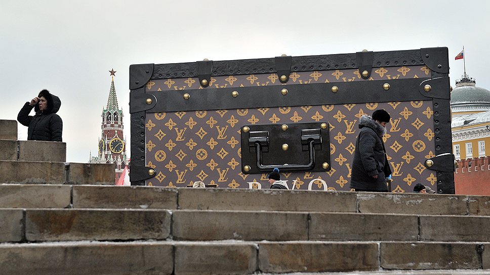Павильон в виде сундука Louis Vuitton с выставкой «Душа странствий» был установлен к 120-летию ГУМа. Его установка вызвала общественный резонанс. После многочисленных заявлений политиков и общественных деятелей о необходимости его демонтажа «чемодан»  все же решили убрать 
