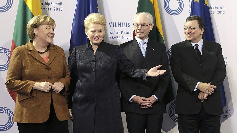 Слева направо: канцлер Германии Ангела Меркель, президент Литвы Даля Грибаускайте, президент Совета ЕС Херман ван Ромпей, глава Еврокомиссии Жозе Мануэль Баррозу 