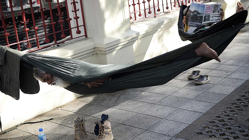 Антиправительственные демонстранты ложатся спать, чтобы отдохнуть от демонстраций в центре Бангкока