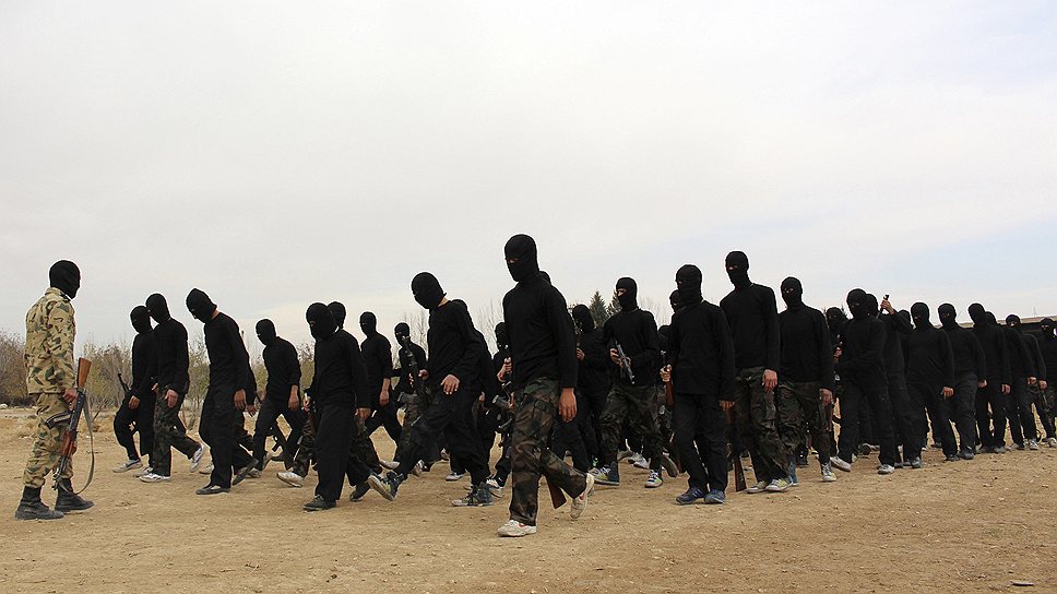 Боевики-исламисты во время шествия в лагере Аль-Гута близ Дамаска