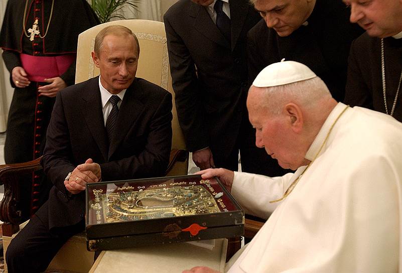 Вторая встреча Владимира Путина и Иоанна Павла II прошла 5 ноября 2003 года и длилась более 40 минут. Папа, поприветствовав президента  по-русски, выразил надежду на развитие «межконфессионального диалога». В ответ Владимир Путин пожелал Ватикану успехов в его гуманитарной деятельности, подарив понтифику расписную шкатулку. Иоанн Павел II в свою очередь подарил президенту икону «Богоматерь с младенцем» и передал привет патриарху Алексию II