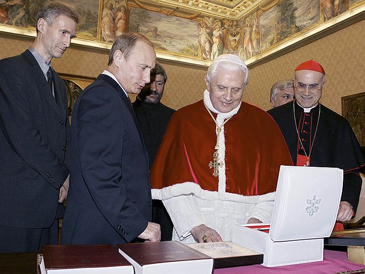 13 марта 2007 года Владимир Путин встретился в Ватикане с новым папой Бенедиктом XVI. Российский лидер подарил ему два экземпляра «Католической энциклопедии» на русском языке и икону Святителя Николая. Встреча проходила на немецком языке и длилась около 40 минут