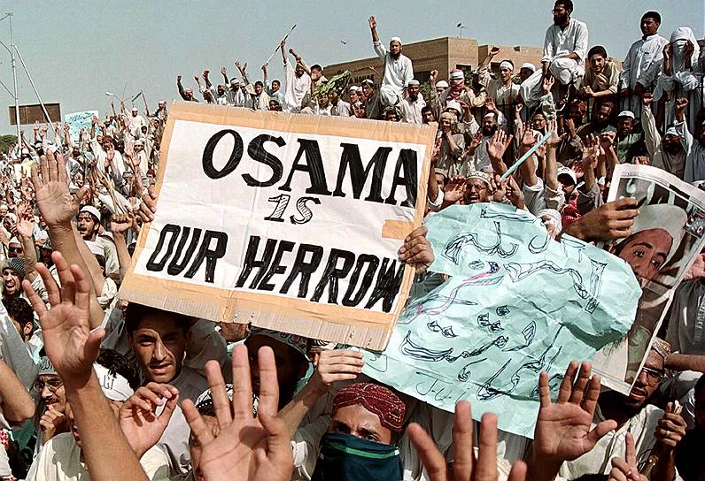 Операция «Несокрушимая свобода» началась 7 октября, а ровно через два месяца пал последний оплот талибов, город Кандагар, и движение перешло к партизанской войне
На фото: пакистанцы в Карачи с плакатами в поддержку
Усамы бен Ладена во время демонстрации, организованной воинствующий Исламский
группировкой