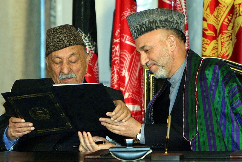 В 2004 году была принята конституция Афганистана, тогда же прошли президентские выборы, на которых победил Хамид Карзай (На фото)