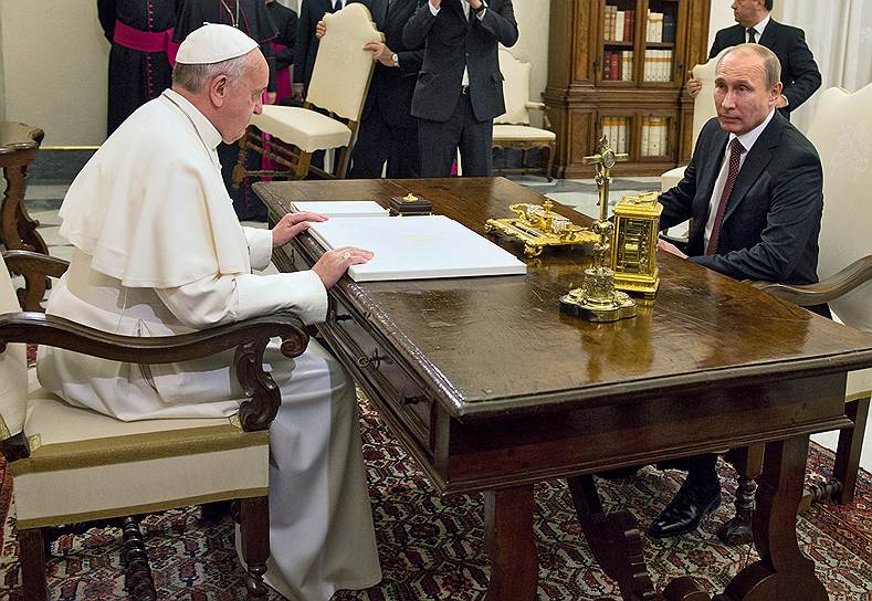 25 ноября 2013 года в Ватикане состоялась встреча нового папы римского Франциска и президента РФ Владимира Путина. На встрече, которая длилась около получаса, помимо вопросов защиты прав и интересов христианского населения на Ближнем Востоке обсуждалась ситуация в Сирии