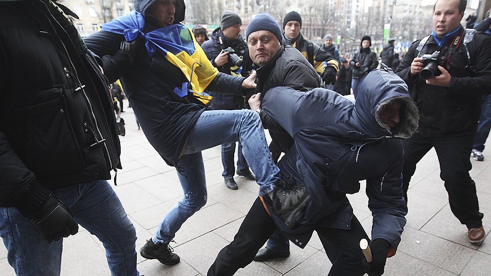 19:07 (мск) Разговаривать с митингующими вышел Виталий Кличко, протестующие скандируют «На Майдан». Он призывает людей не идти на улицу Банковую: «Это провокация, она организована президентом»