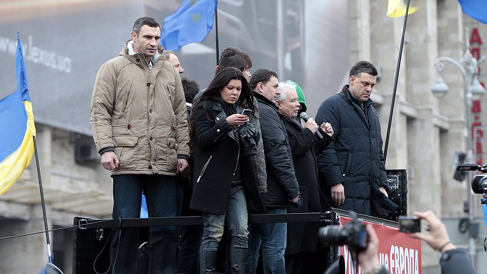 Виталий Кличко (слева): «Я призываю всех остаться сегодня на Майдане. Мы делаем все, чтобы вас защитить. Мы должны всех мобилизовать в стране и не потерять инициативу. Власть делает все, чтобы запугать людей. Обращаемся к каждому: не давайте себя провоцировать. Мы — мирная акция»