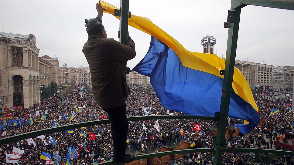 Лидеры оппозиции. «Мы призываем Виктора Януковича не применять силу к мирным гражданам. Мы имеем право на мирное собрание и мы его проводим. Виктор Янукович, обеспечьте охрану общественного порядка и заберите своих титушек» 