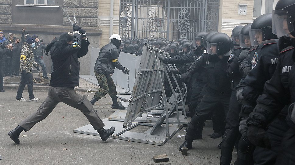 Милиция Киева сообщила, что за беспорядками стоят около ста человек, действия которых координировал гражданин по имени Андрей Фещук