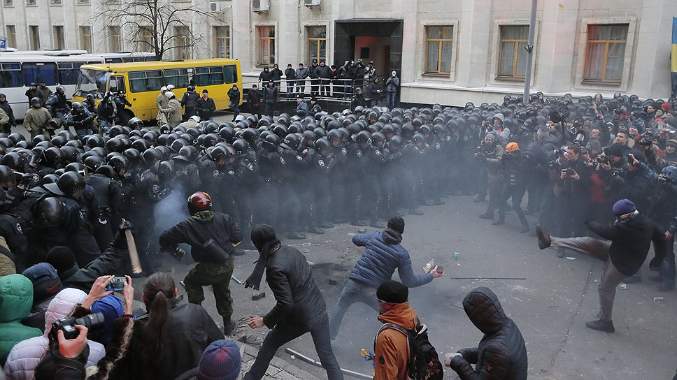 Задержанные сообщили, что при беспорядке возле здания Киевской городской государственной администрации присутствовал представитель Всеукраинского объединения «Свобода» по фамилии Мирошниченко