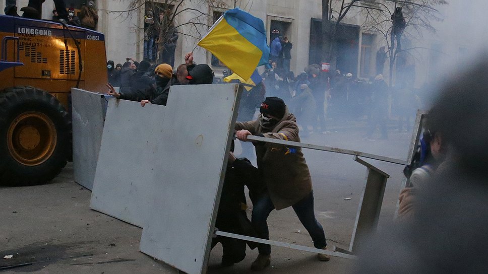 Лидер фракции «Батькивщина» Арсений Яценюк заявил, что утром в понедельник протестующие на Майдане Незалежности пойдут пикетировать кабинет министров Украины