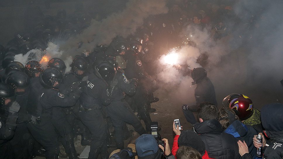 Киевский «Ъ»: Митингующие начали штурмовать наряды милиции, слышны выстрелы и видны брошенные в народ дымовые шашки. У здания администрации президента против митингующих применили слезоточивый газ
