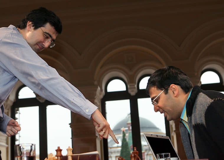 ГУМ является памятником архитектуры федерального значения
&lt;br>На фото: суперматч по шахматам между Владимиром Крамником (слева) и Вишванатаном Анандом в Главном универсальном магазине, 2007 год
