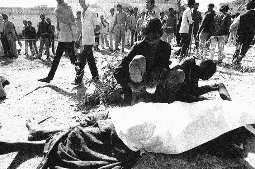 1984 год. Бхопальская катастрофа: в результате утечки метилизоцианата на заводе пестицидов Union Carbide погибли более 3800 человек, и сотни тысяч пострадали