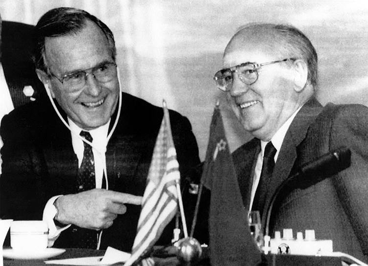 1989 год. Президент США Джордж Буш и генеральный секретарь ЦК КПСС Михаил Горбачев заявили, что их страны более не являются противниками — день вошел в историю как официальная дата окончания «холодной войны»