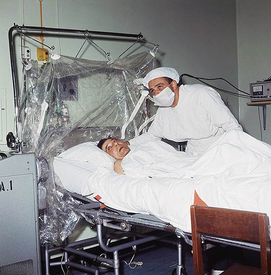 1967 год. В госпитале Грут Шут, Кейптаун (ЮАР) проведена первая в истории медицины операция по пересадке сердца; ее провёл профессор Кристиан Барнард, трансплантировав сердце смертельно раненой 25-летней женщины 55-летнему больному