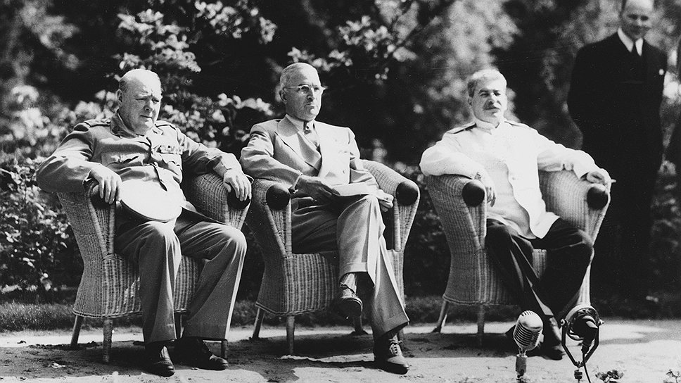 На Потсдамской конференции в июле 1945 года союзники разделили сферы политического влияния в мире. Фактически это был последний момент дружбы между бывшими партнерами по антигитлеровской коалиции
&lt;br>На фото (слева направо): премьер-министр Великобритании Уинстон Черчилль, президент США Гарри Трумэн и верховный главнокомандующий СССР Иосиф Сталин во время Потсдамской конференции