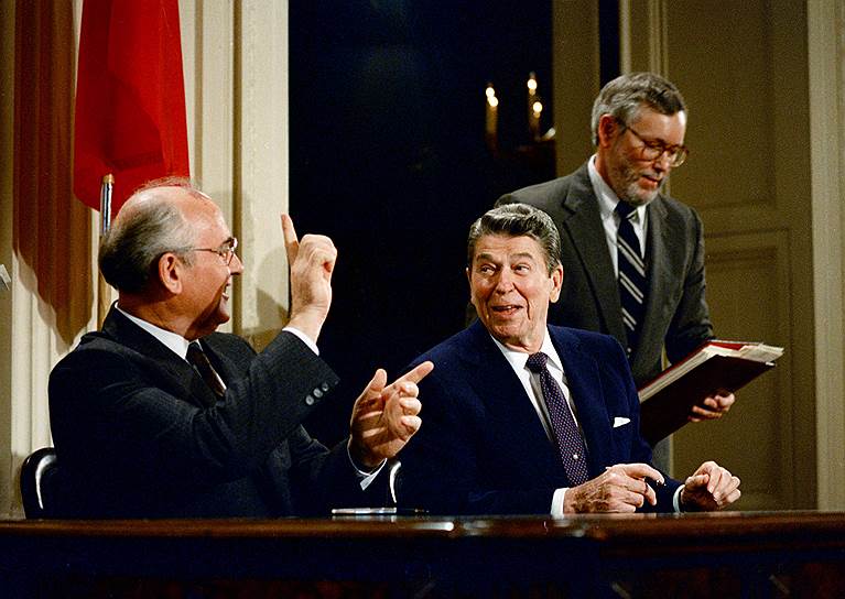 В конце 1980-х конфронтация СССР и США сошла на нет. Михаил Горбачев и его окружение пошли на значительные уступки при заключении Договора о ракетах средней и меньшей дальности (подписан 8 декабря 1987 года на состоявшейся в Вашингтоне встрече Рональдом Рейганом)