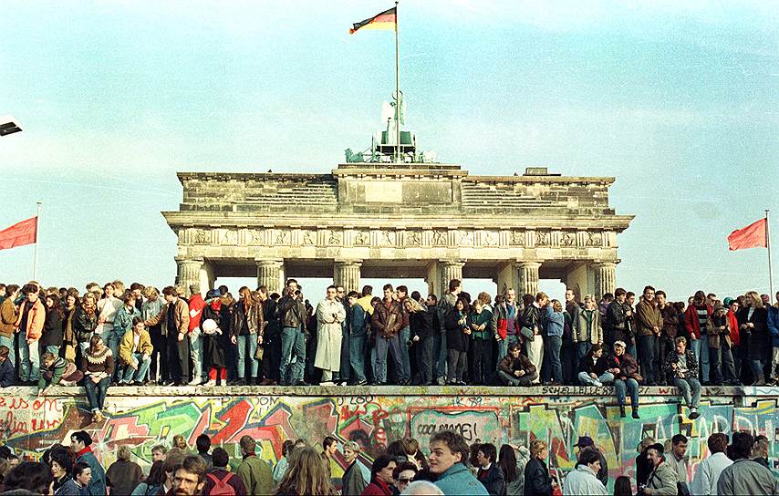 9 ноября 1989 года пала Берлинская стена — символ противостояния двух стран. Михаил Горбачев получил Нобелевскую премию мира, а Холодную войну можно было считать завершенной