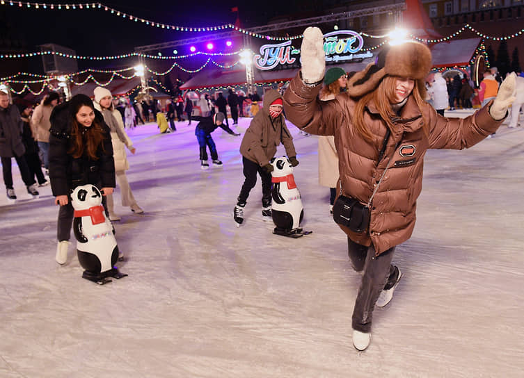 С 2006 года на Красной площади каждую зиму открывается ГУМ-каток. Помимо традиционных сеансов катания, на ледовой площадке проходят различные мероприятия: мастер-классы, хоккейные матчи, представления фигуристов, празднования Нового года, Рождества и Масленицы