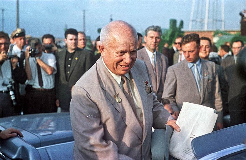 В 1959 году Никита Хрущев посетил США. Это был первый в истории визит советского руководителя в США. Хрущев был так воодушевлен поездкой, что созвал многолюдный митинг в Москве, на котором восхвалял миролюбие Эйзенхауэра, его прямоту и честность