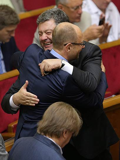 Народные депутаты Верховной рады Украины Арсений Яценюк и Петр Порошенко, 2013 год