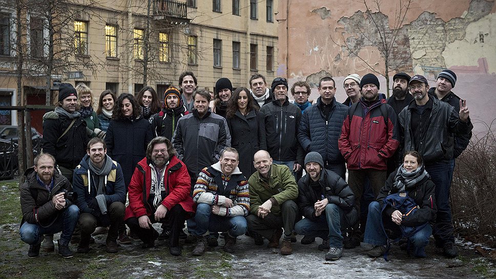 26 активистов судна Arctic Sunrise позируют на фото в Санкт-Петербурге