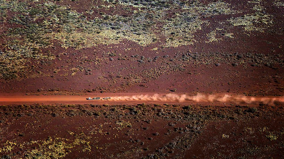 Грузовик едет по грунтовой дороге на западе Австралии 